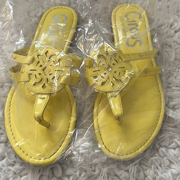 $19 clearance Sam Edelman Circus Yellow Canyon Medallion Sandals 7.5 flaw S16 - Picture 10 of 11